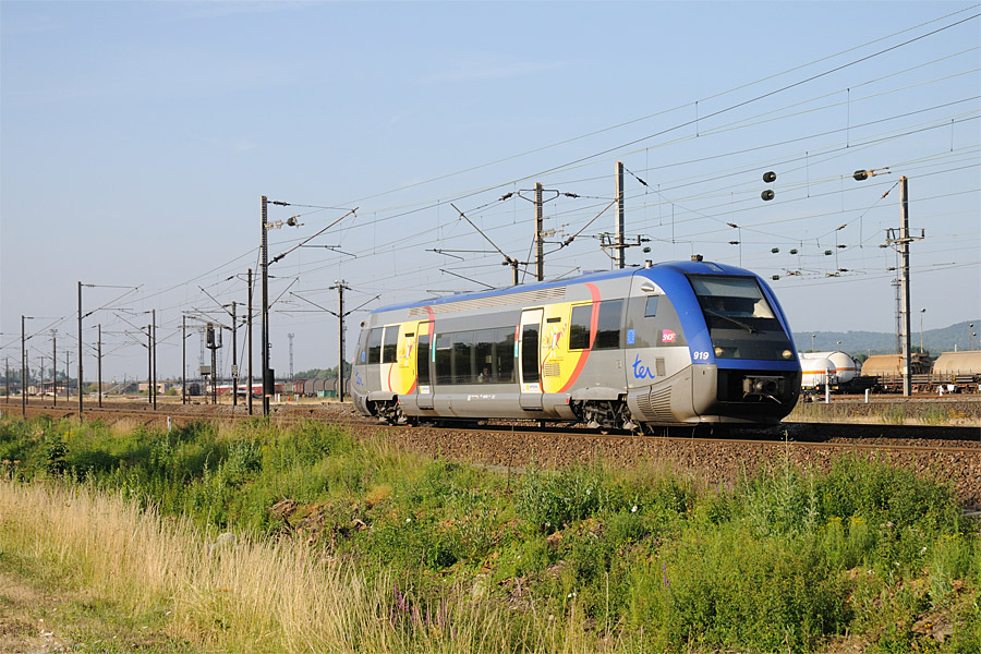 Le TER 86490 Metz - Apach passe &agrave; Woippy, assur&eacute; par le X 73919.