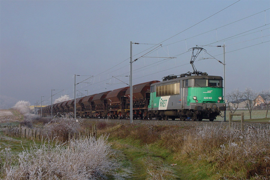 Arriv&eacute;e &agrave; R&eacute;ding de la BB 25182, avec un train entier de wagons tr&eacute;mies, se dirigeant vers Strasbourg.