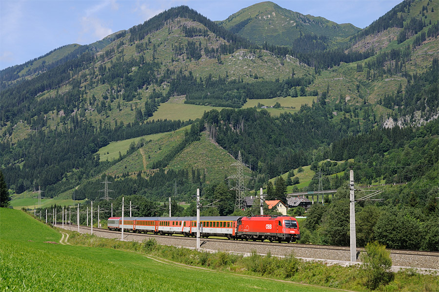 L'EuroCity n&deg; 100 "Jože Plečnik" Ljubljana - Praha Hln passe &agrave; Wald am Schoberpa&szlig;. Ce train circule via Maribor et Linz.