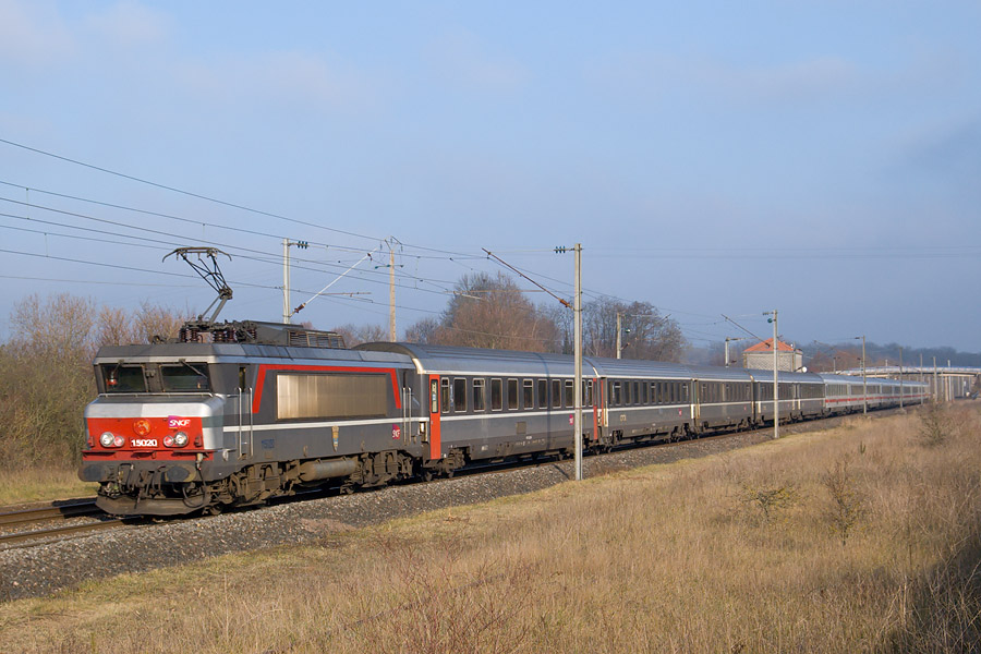 Passage &agrave; R&eacute;chicourt-le-Ch&acirc;teau de l'EuroCity 66 M&uuml;nchen Hbf - Paris-Est, BB 15020 en t&ecirc;te.