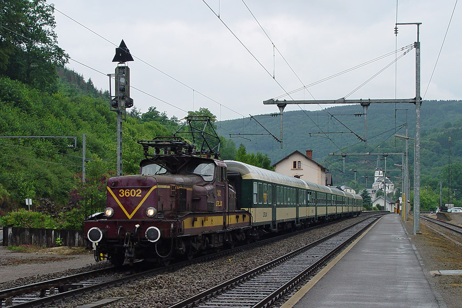 En gare de Kautenbach, la 3602 au train 3741 Trois-Vierges - Luxembourg.