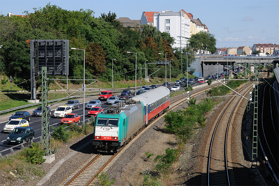 Arriv&eacute;e &agrave; Berlin en matin&eacute;e par le "Perseus", la voiture Paris - Moscou est vue ici lors de son acheminement en solo de Berlin-Lichtenberg vers Berlin-Grunewald, pour sa remise au "Moskva-Express" Berlin - Moskva.