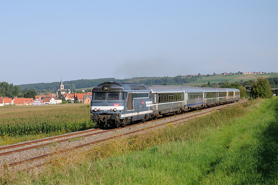 Le TER 830936 Krimmeri 17h16 - Sarreguemines 18h56 vient de desservir Obermodern.