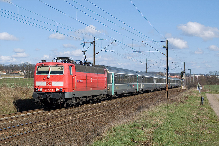 Passage du cot&eacute; de Mainvillers du train EuroCity 54 Frankfurt-Am-Main Hbf - Paris-Est. La BR 181-2 est charg&eacute;e du train jusqu'&agrave; Metz-Ville.