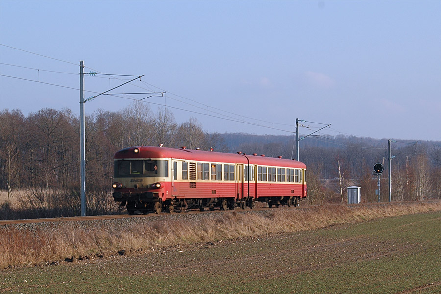 Assuré par un X 4300, le TER 835960 St Dié - Nancy quitte Baccarat.