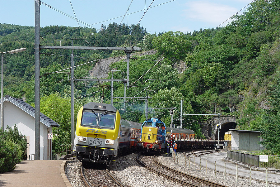 Entr&eacute;e en gare de Kautenbach, de l'IR 117 Liers - Li&egrave;ge-Guillemins - Luxembourg.