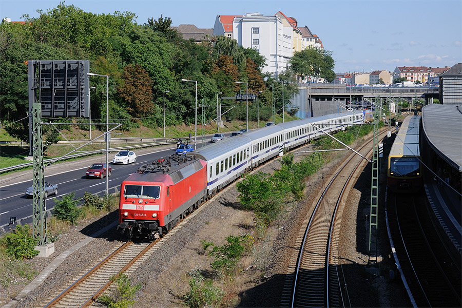 Cette BR 120 assure l'acheminement &agrave; vide de Berlin Rummelsburg vers Berlin Grunewald de la rame qui assurera ensuite l'EuroCity 45 "Berlin-Warszawa-Express" Berlin Hbf - Warszawa Wschodnia. En queue, l'ES 64 U4 n&deg; 91 51 5 370 010-8 de PKP IC qui assurera la traction du train de Berlin &agrave; Warszawa.
