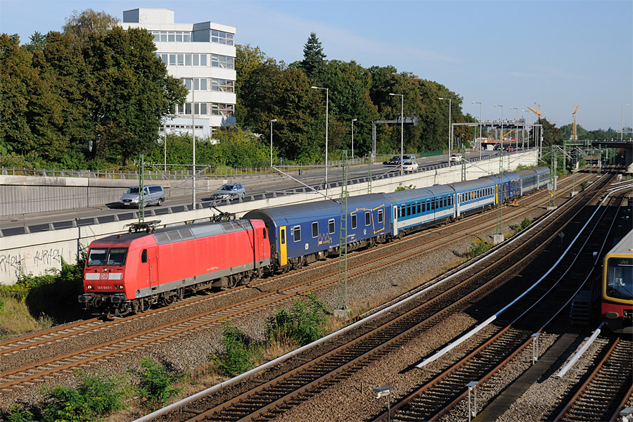 La BR 145 titulaire achemine &agrave; vide, de Berlin Hbf vers les garages de Grunewald, la rame ayant assur&eacute;e l'EN "Metropol" Budapest Keleti pu - Berlin Hbf. Cette rame est compos&eacute;e de voitures hongroises et de voitures-lits tch&egrave;ques.