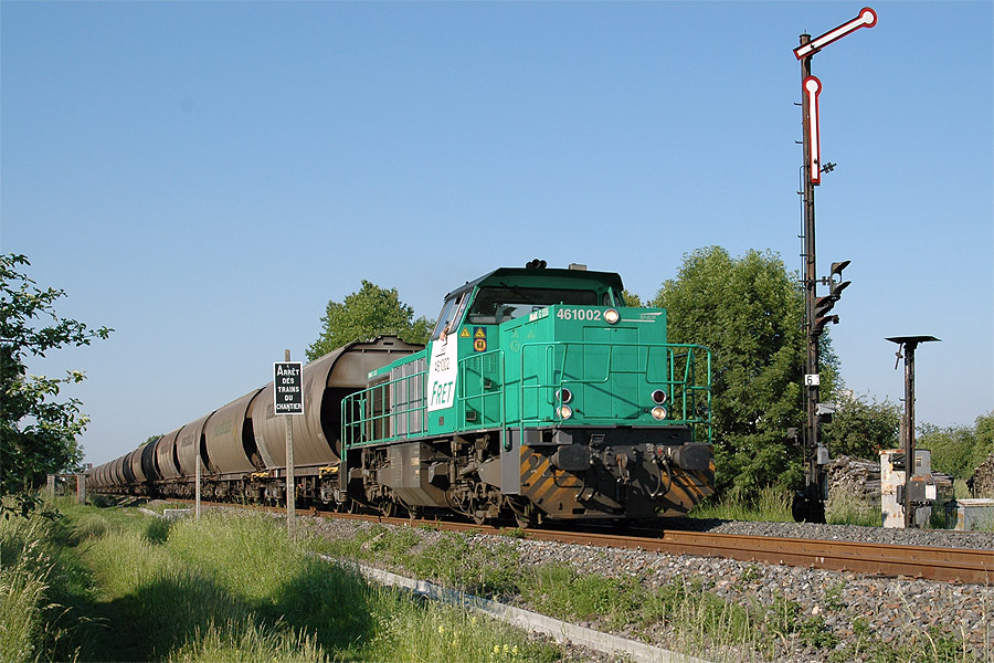 Le train 80535 Roeschwoog - Lauterbourg, vient de passer Herrlisheim. Ce train est en provenance de l'usine Roquette de Benheim , usine embranch&eacute;e sur l'ancienne ligne internationale Roeschwoog - Rastatt.