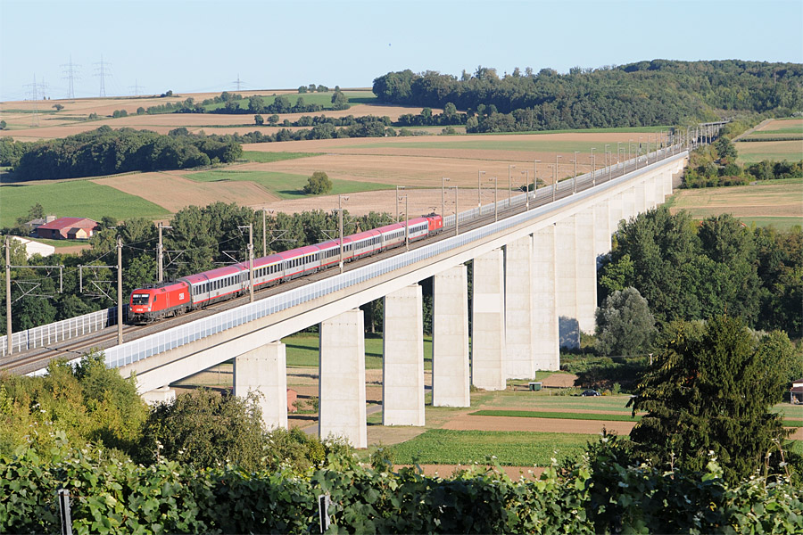 L'EuroCity 112 Klagenfurt Hbf/Zagreb Gl - Frankfurt (M) Hbf passe sur le Enztalbr&uuml;cke &agrave; Vaihingen, sur la SFS Mannheim - Stuttgart. Le train est encadr&eacute; par deux Rh 1116 des &Ouml;BB.