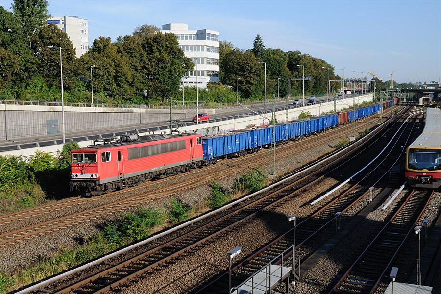 La 155 262-9 sur le Ring de Berlin, en t&ecirc;te d'un train de wagons de ferraille.