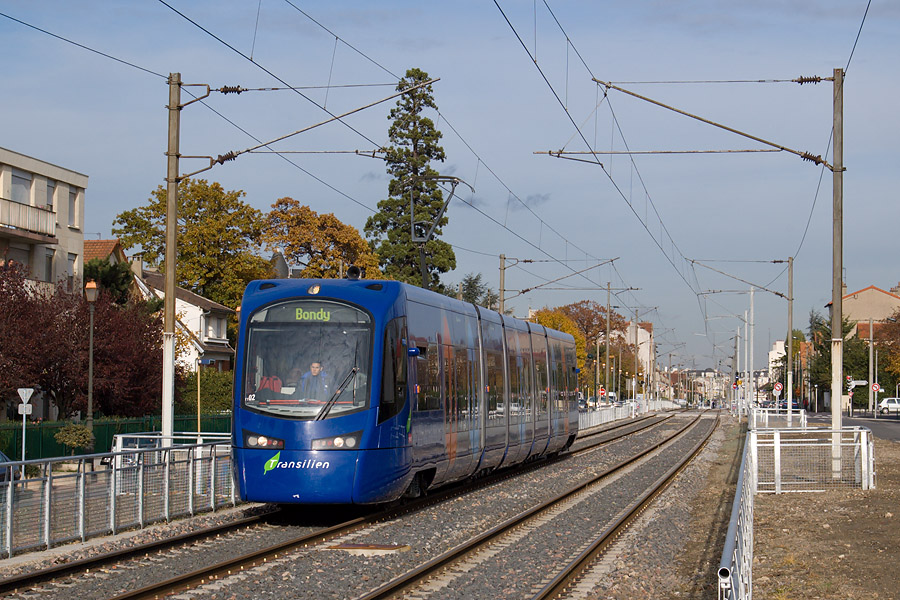 Vue &agrave; proximit&eacute; de la station All&eacute;e de la Tour - Rendez-Vous, sur la commune de Villemomble, de la rame TT02 assurant une mission Aulnay sous Bois - Bondy.