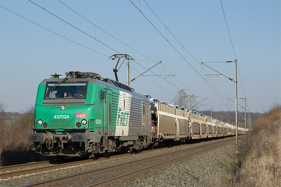 Passage au PN 6 d'Arriance du train 47294 Saarbr&uuml;cken Rbf - Thionville. Il s'agit d'un train entier d'automobiles.