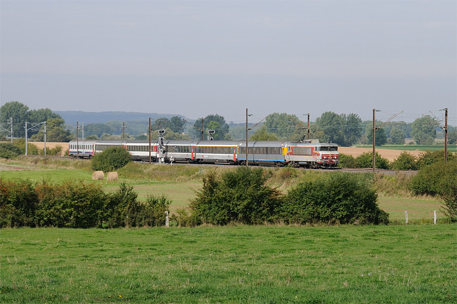 L'EuroCity 91 "Vauban" Bruxelles-Midi - Chur vient de passer Baudrecourt, sur la ligne 3.