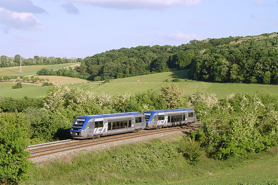 Le train 31918 Strasbourg - Saarbrücken Hbf, assuré par une UM de X 73900, vu du côté de Schalkendorf.