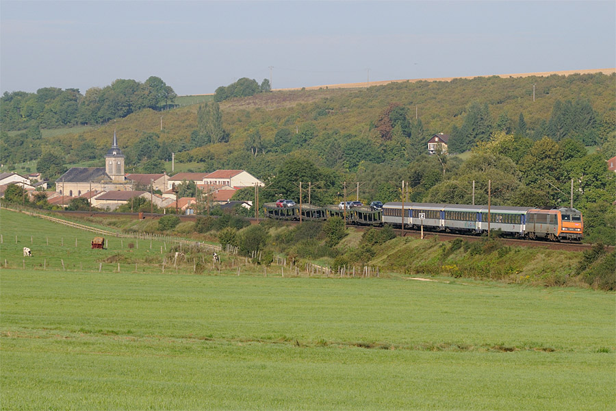 Circulant exceptionnellement dans un horaire retard&eacute; en raison de travaux, le train 24577 Quimper - Strasbourg passe &agrave; Boncourt-sur-Meuse.
