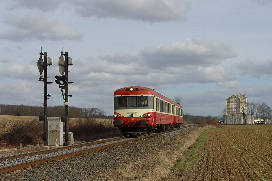 Le TER 835956, assur&eacute; par un X 4300, quitte Azerailles pour Nancy.