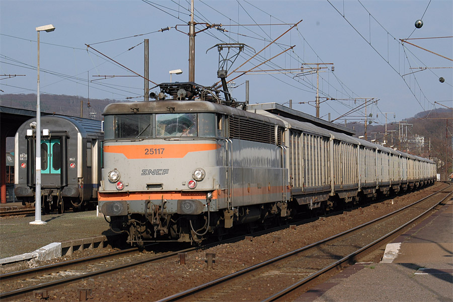La BB 25117 traverse la gare de B&eacute;ning, en t&ecirc;te d'un train de fret en provenance de la Pologne, compos&eacute; de wagons couverts PKP, transportant des produits sid&eacute;rurgiques.