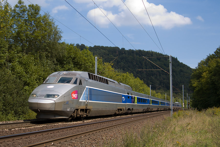 Passage du train 705026 Strasbourg - Paris-Est dans la trouée de Lutzelbourg.
