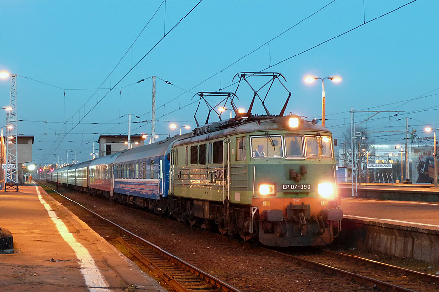 Le train 408 "Vltava" Moskva - Praha &agrave; Warszawa Wschodnia attendant le retrait en queue des voitures Moskva - Amsterdam, Moskva - Munich, Moskva - Basel et Minsk - Basel.
