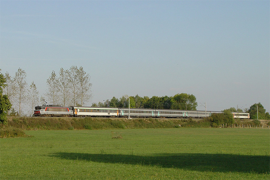 Le train 2144 Strasbourg - Lille-Flandres quitte R&eacute;ding et vient de s'engager sur la ligne 3 Nord.