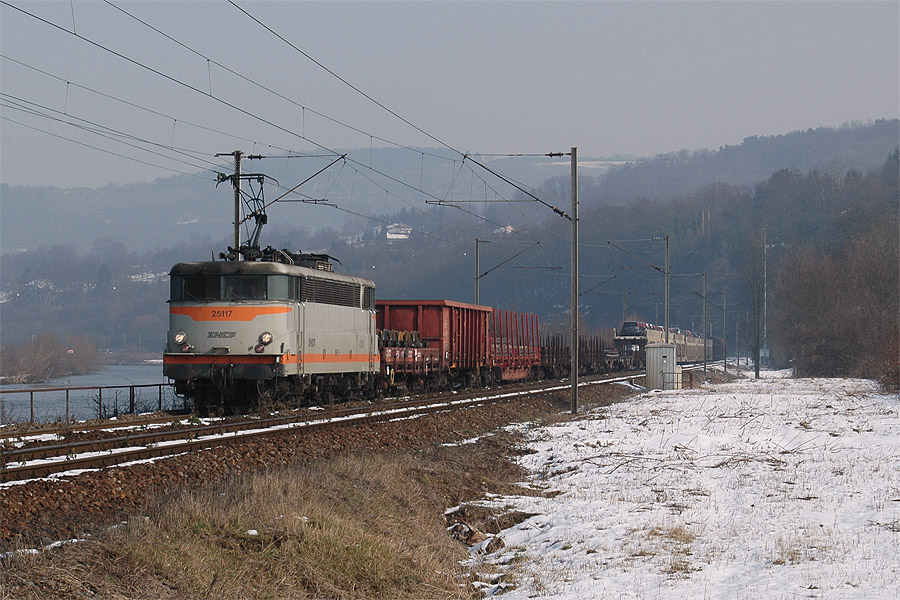 La BB 25117 de l'EMT de Thionville, quitte Apach, avec un train de fret en provenance d'Allemagne.