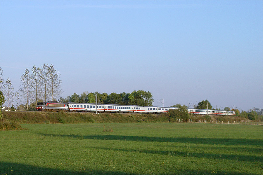 Circulant avec un retard de 35 minutes, et apr&egrave;s avoir desservi R&eacute;ding, l'EuroCity 64 M&uuml;nchen Hbf - Paris-Est s'engage sur la ligne 3 Nord. Il est d&eacute;tourn&eacute; par l'itin&eacute;raire R&eacute;ding - Metz Sablon - Onville - L&eacute;rouville, suite &agrave; des travaux dans la banlieue de Nancy.