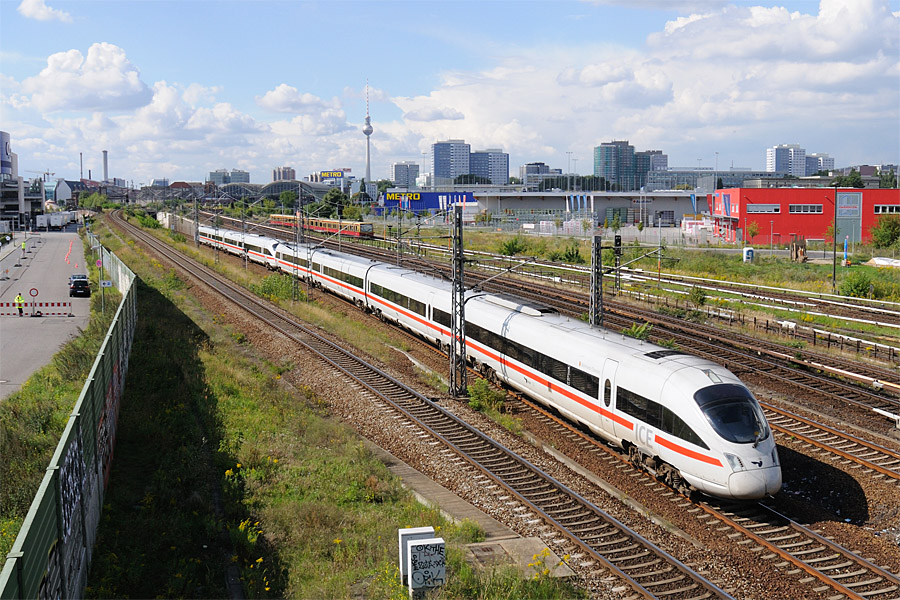 Quittant Berlin Ostbahnhof, cette UM d'ICE TD s'en va se garer aux garages de Berlin-Lichtenberg, apr&egrave;s avoir assur&eacute; l'EC 38 K&oslash;benhavn &Oslash;sterport (07:30) - K&oslash;benhavn H (07:37/07:42) - R&oslash;dby Faerge - Puttgarden (10:30/10:42) - Hamburg - Berlin Ostbahnhof (14:38).