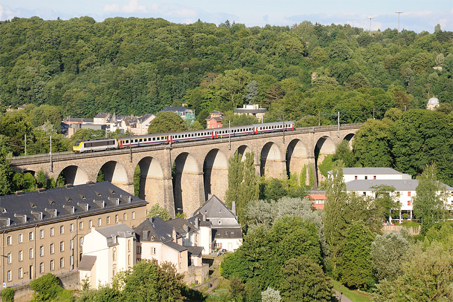 L'IR 120 pour Liers quitte Luxembourg, 3017 des CFL en t&ecirc;te.