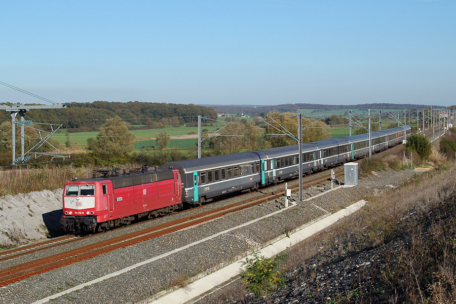 Passage &agrave; Herny du train EuroCity 54 Frankfurt-Am-Main Hbf - Paris-Est. Dans quelques instants, il va quitter temporairement la ligne 11 pour circuler sur la ligne 3.