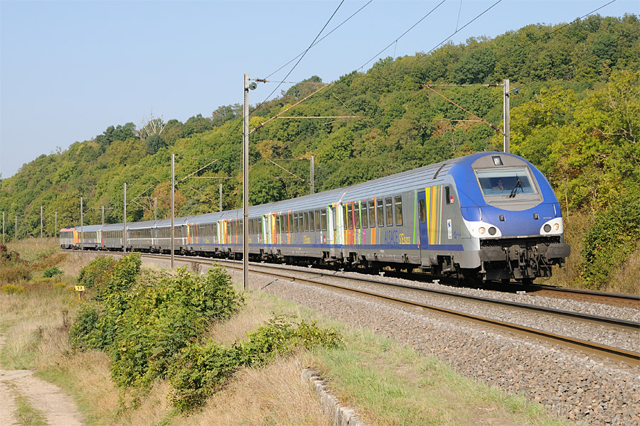 Le TER 835027 Nancy-Ville 11h13 - Strasbourg 12h39 est vu peu avant la gare de Varang&eacute;ville-St Nicolas.