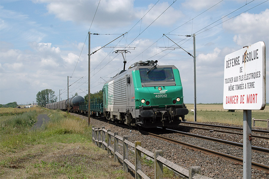 La 37012, au PN de Vahl-l&egrave;s-B&eacute;n&eacute;stroff, descend vers l'Alsace en t&ecirc;te du train 54119 Woippy - Mulhouse-Nord.