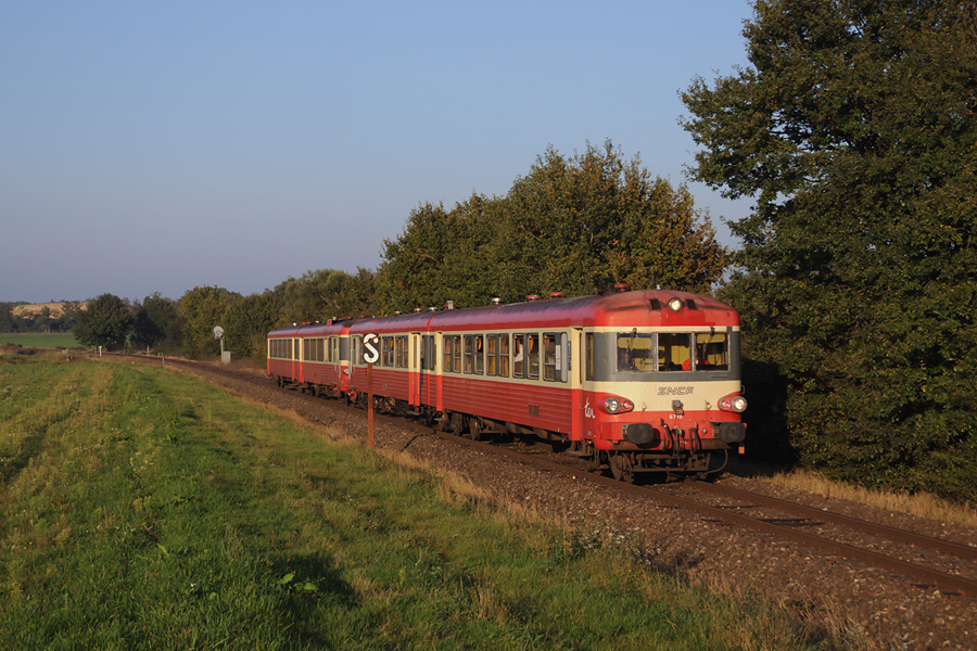 Le TER 887417 Bourg en Bresse 17h09 - Lyon Perrache 18h29 pr&egrave;s de St-Andr&eacute;-de-Corcy, compos&eacute; des X 4718 et 4691.