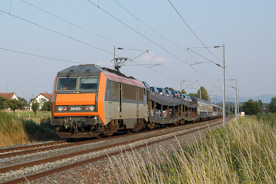 Le train 24574 Strasbourg - Biarritz vient de passer R&eacute;ding, et se dirige d&eacute;sormais vers Metz. Il achemine une tranche Strasbourg - Quimper, qui sera d&eacute;croch&eacute;e du train &agrave; St Pierre des Corps.