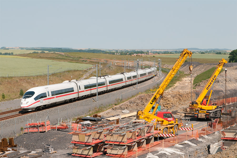 L'ICE 9554 Frankfurt (Main) - Paris-Est vient d'entrer sur la LGV Est &agrave; Baudrecourt. Le train est assur&eacute; par la rame 4684 baptis&eacute;e "Forbach - Lorraine". &Agrave; droite, les travaux de construction de la seconde phase de la LGV Est Baudrecourt - Vendenheim ont d&eacute;but&eacute;.