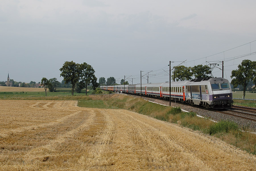 La 26008 passe &agrave; proximit&eacute; du village mosellan de Lesse, en t&ecirc;te du train 27073 Luxembourg - Basel, train affret&eacute; par Intersoc.