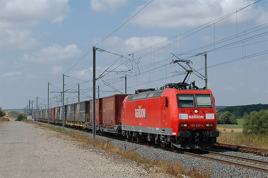Passage &agrave; Herny (en avance de deux heures) du train 49275 Cerb&egrave;re - Saarbr&uuml;cken de l'op&eacute;rateur TRANSFESA. Ce train est tract&eacute; depuis Metz-Sablon par une BR 185.