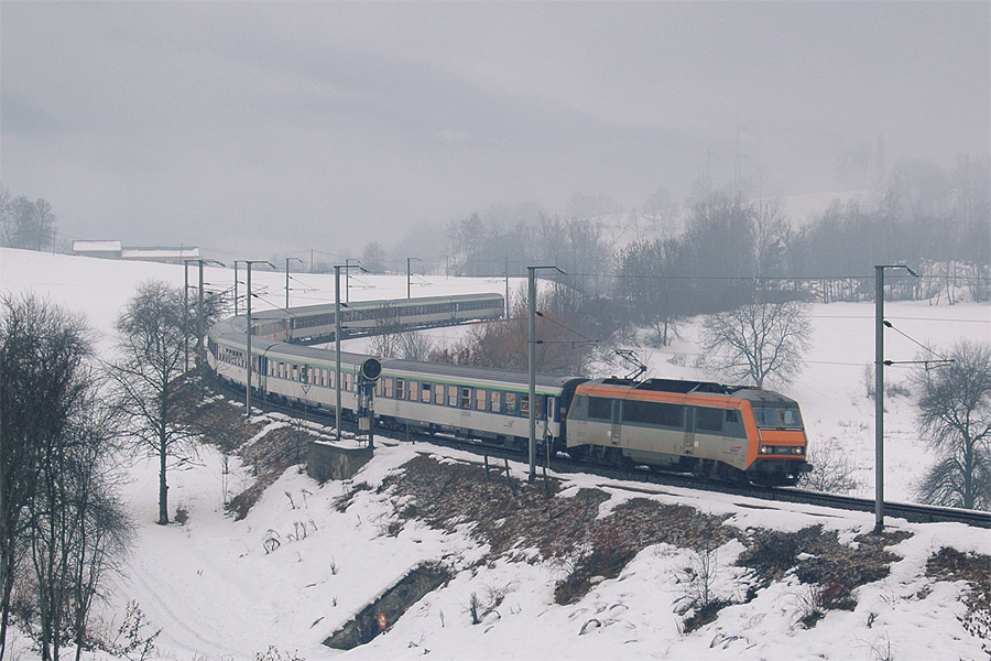 Le train 27055 Calais - Bourg-Saint-Maurice affret&eacute; par Rail Europe UK ltd dans la c&eacute;l&egrave;bre courbe de Landry. Une voiture B5rtux et une voiture Sru sont incorpor&eacute;es en milieu de rame.