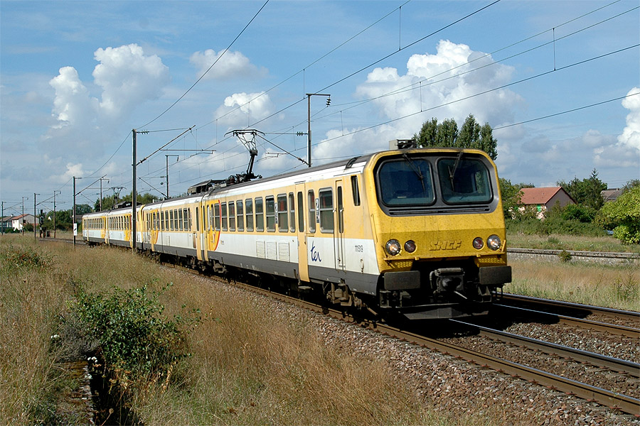 Passage &agrave; Courcelles-sur-Nied du TER 830337 Metz - Strasbourg, via Sarrebourg.