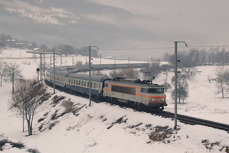 Le train 4863 Brest - Bourg-St-Maurice &agrave; Landry.