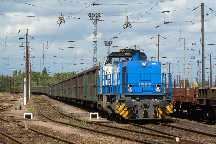 Ce train de charbon est en attente de d&eacute;part au faisceau Luxembourg de Thionville, pour Ebange, en marche 48467.