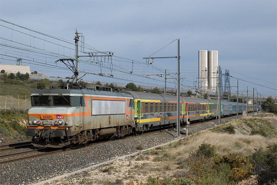 Le T&eacute;oz 4762 Marseille-Saint-Charles - Bordeaux-Saint-Jean au Pk 818, peu avant Saint-Chamas.