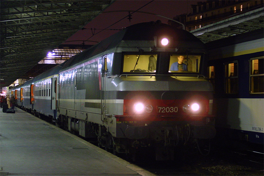 La CC 72030 en t&ecirc;te du train de pointes neige 4823 Paris-Est - Brian&ccedil;on.
