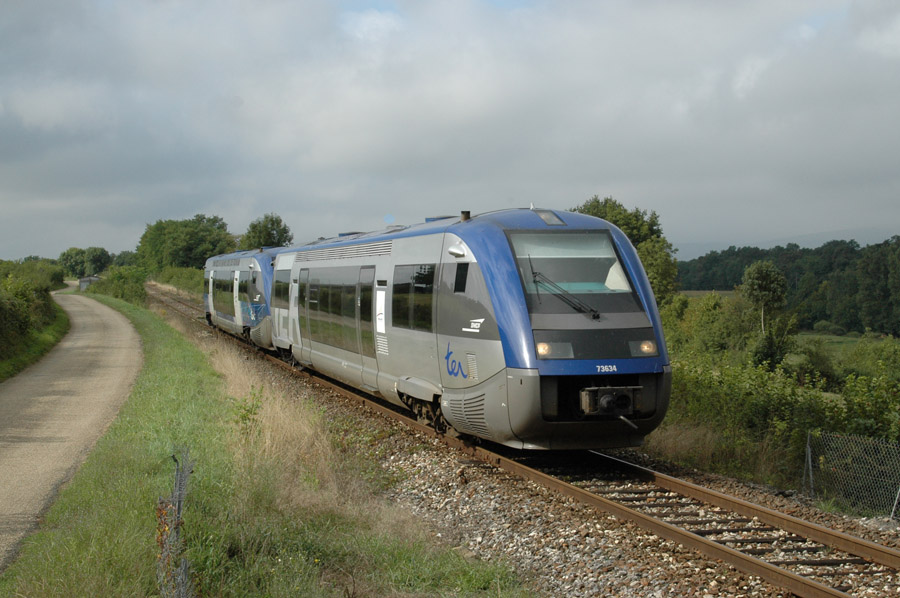 Passage &agrave; Villereversure, entre Bourg et La Cluse, du TER 882503 Lyon-Perrache - Saint-Claude, assur&eacute; par une UM de X 73500, dont un en pelliculage TER Rhone-Alpes.