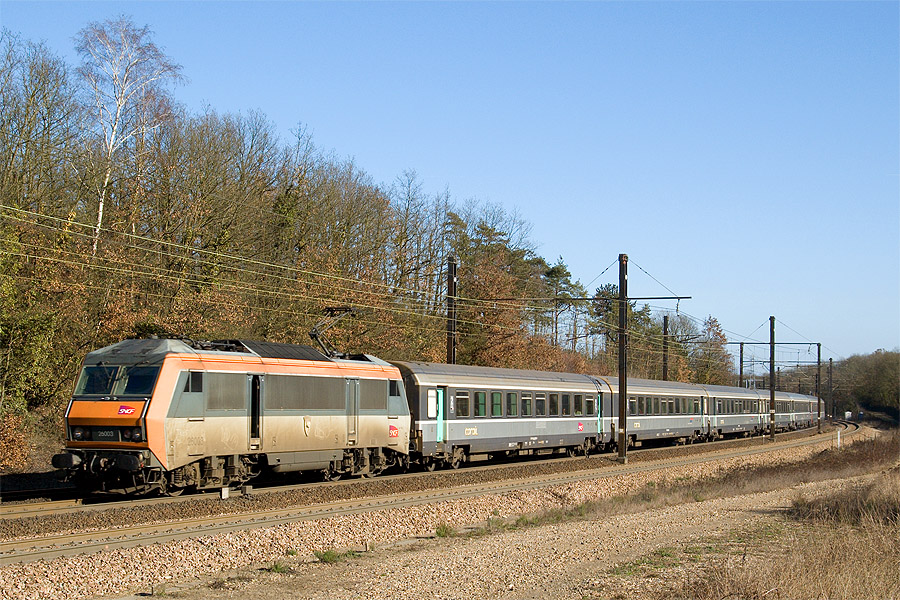 BB 26003 en tête, le train 3909 est vu ici au sud d'Étampes, et s'apprête à aborder la section autorisée à 200 km/h.