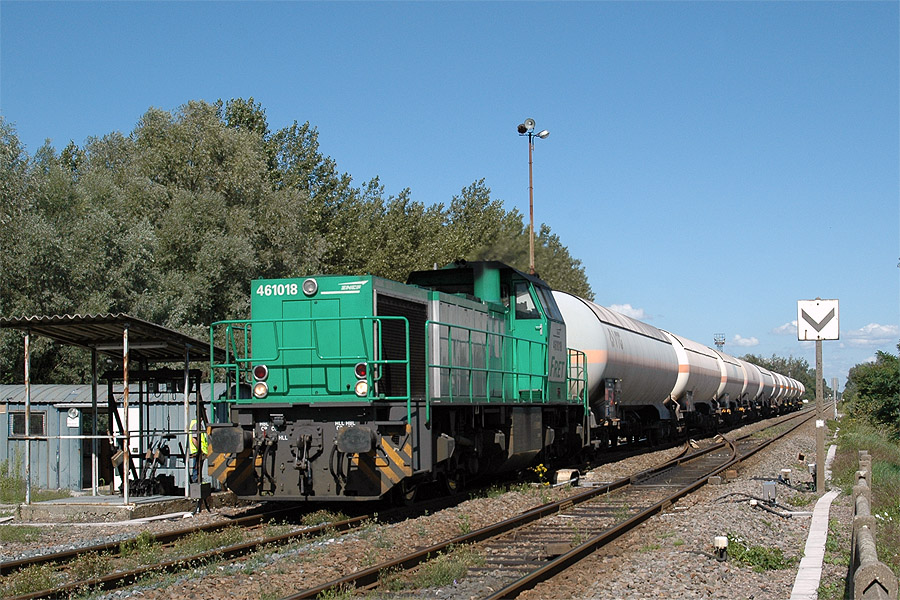 Arr&ecirc;t au Poste E de Reichstett du train 432095 Lauterbourg - Hausbergen, BB 61018 en t&ecirc;te. Circulant avec une heure d'avance, il suit quasiment &agrave; distance de block le train 432077.