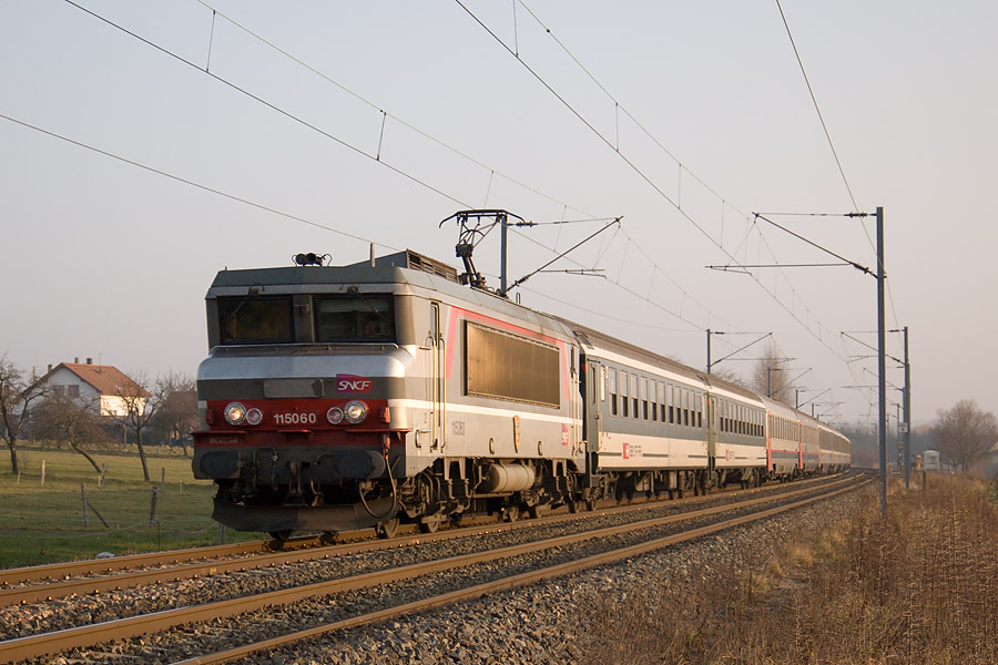 Le train EuroCity 90 Brig - Bruxelles-Midi &agrave; R&eacute;ding, vient de s'engager sur la ligne 3 Nord, pour se diriger vers Metz.