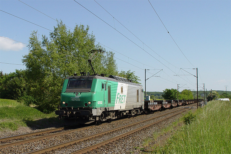 Le train 47206 Bouzonville - Grande Synthe, BB 27032 en t&ecirc;te, d&eacute;bute sa route vers le Nord. Il est vue ici &agrave; Diding, quelques kilom&egrave;tres apr&egrave;s Bouzonville.