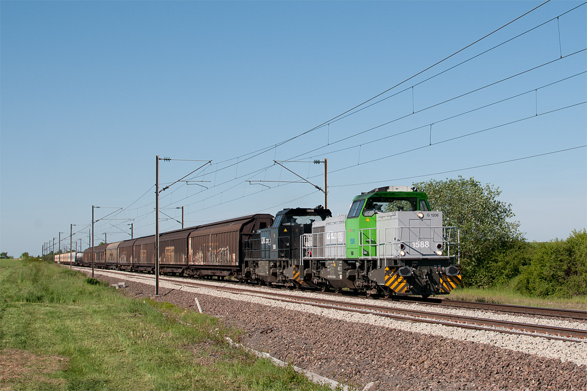 Le train 451002 Hagondange - Lérouville à Saint-Baussant, tracté par deux G 1206.