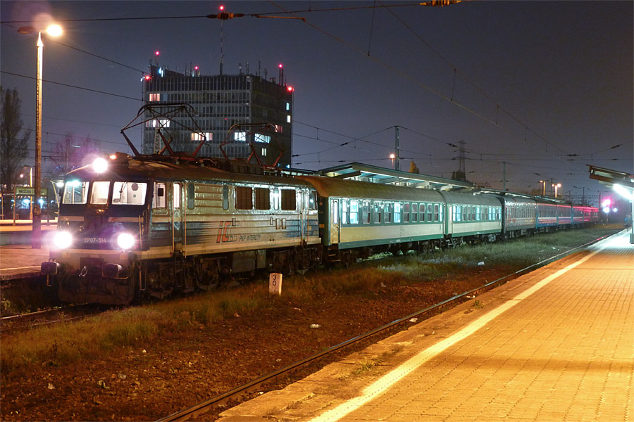 Le train 116 pour Minsk au d&eacute;part de Warszawa Zachodnia. Le train est compos&eacute; en t&ecirc;te de voitures limit&eacute;es &agrave; Terespol, puis une voiture directe Warszawa - Moskva et enfin les voitures Warszawa - Minsk. La voiture directe pour Moskva a &eacute;t&eacute; supprim&eacute;e en d&eacute;cembre 2011.